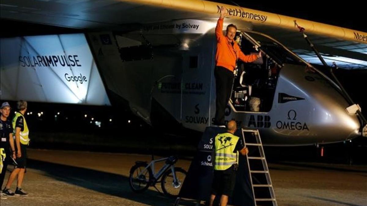 El aviador suizo del Solar Impulse II André Borschberg, antes de despegar en el aeropuerto de San Pablo de Sevilla.