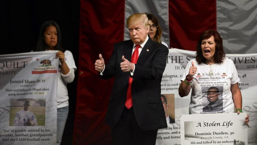 Muestras de apoyo y rechazo a Donald Trump en Costa Mesa, California