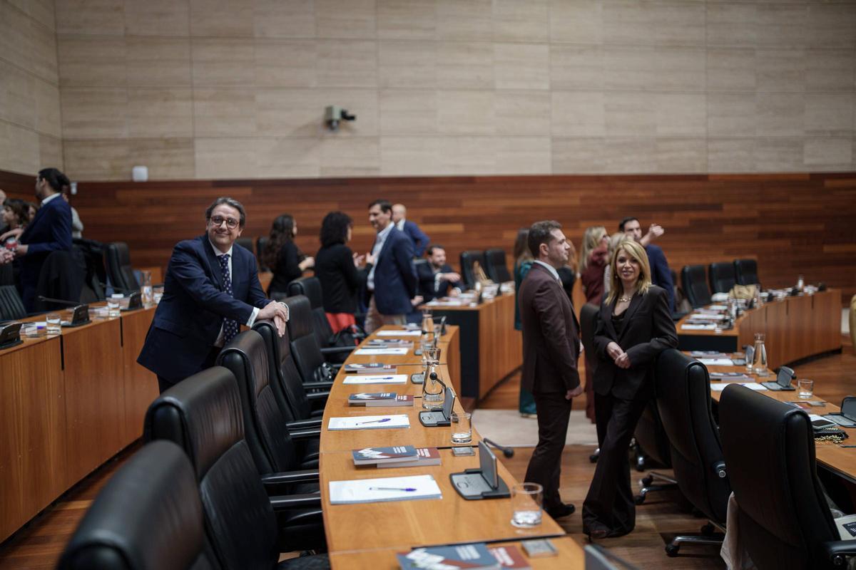 José María Vergeles y Piedad Álvarez durante la sesión constitutiva de la Asamblea de Extremadura.