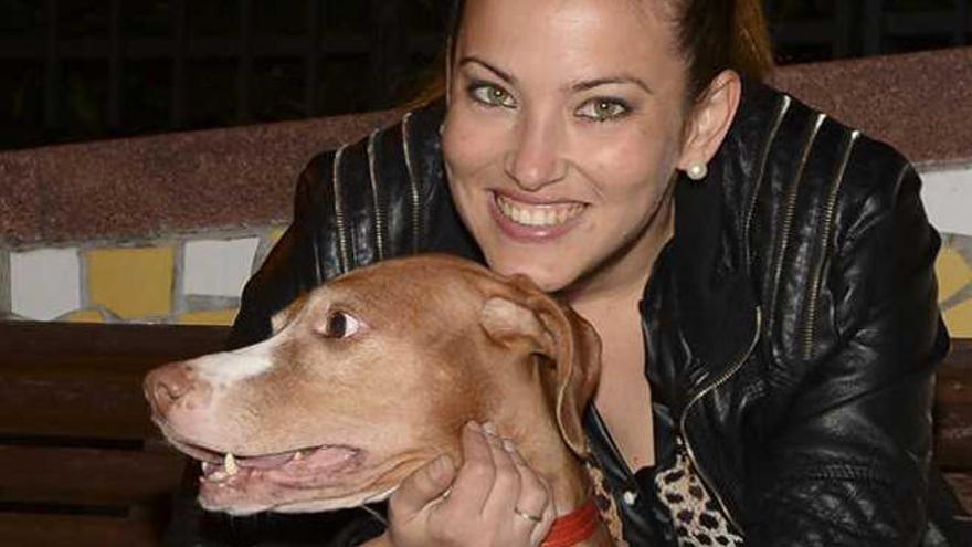 Isachi Rodríguez, junto a su perro Ashé.