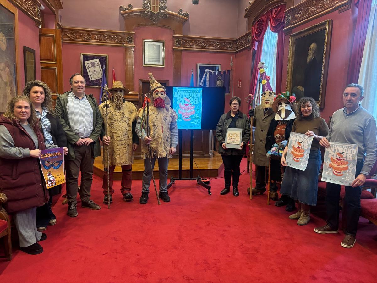 Representantes municipales, de la sociedad de festejos y de los mazcaraos de Rozaes y Lugás, durante la presentación del programa del Antroxu.