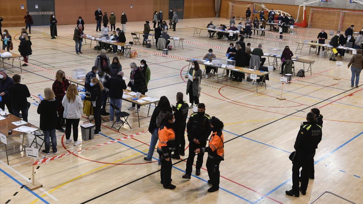 Inicio de las votaciones, tras constituir las mesas electorales en el Pabellón polideportivo de la Espanya Industrial.