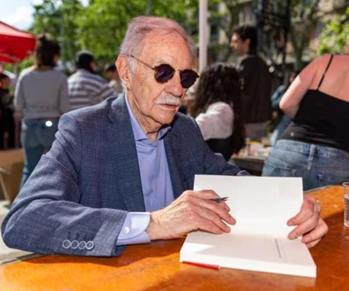 Mendoza firma ejemplares de la novela más vendida por Sant Jordi.