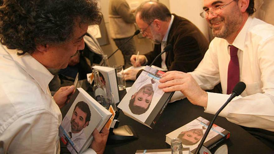Quintana e Rivas, onte, asinan libros no Fórum da Fnac. / eduardo vicente