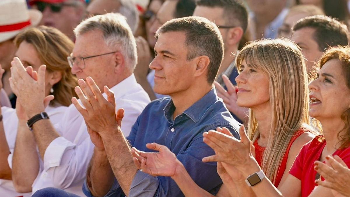 El presidente del Gobierno, Pedro Sánchez, junto a su esposa, Begoña Gómez, en un mitin del PSOE en Benalmádena (Málaga)