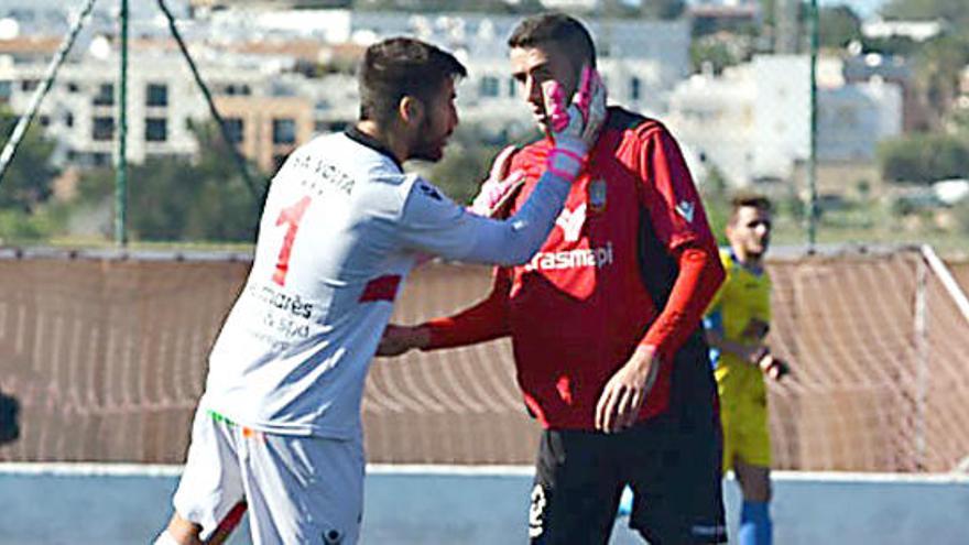 Contreras anima a Larra en un partido de Liga.