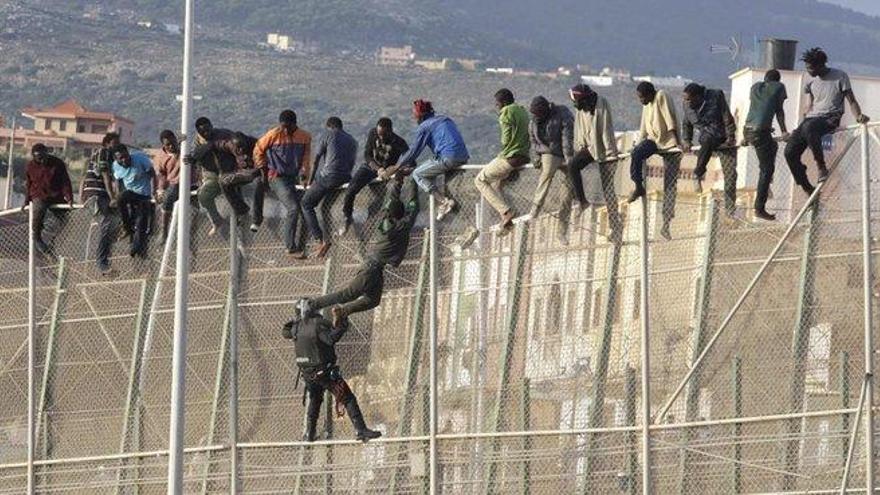 Varias decenas de migrantes logran saltar la valla de Melilla