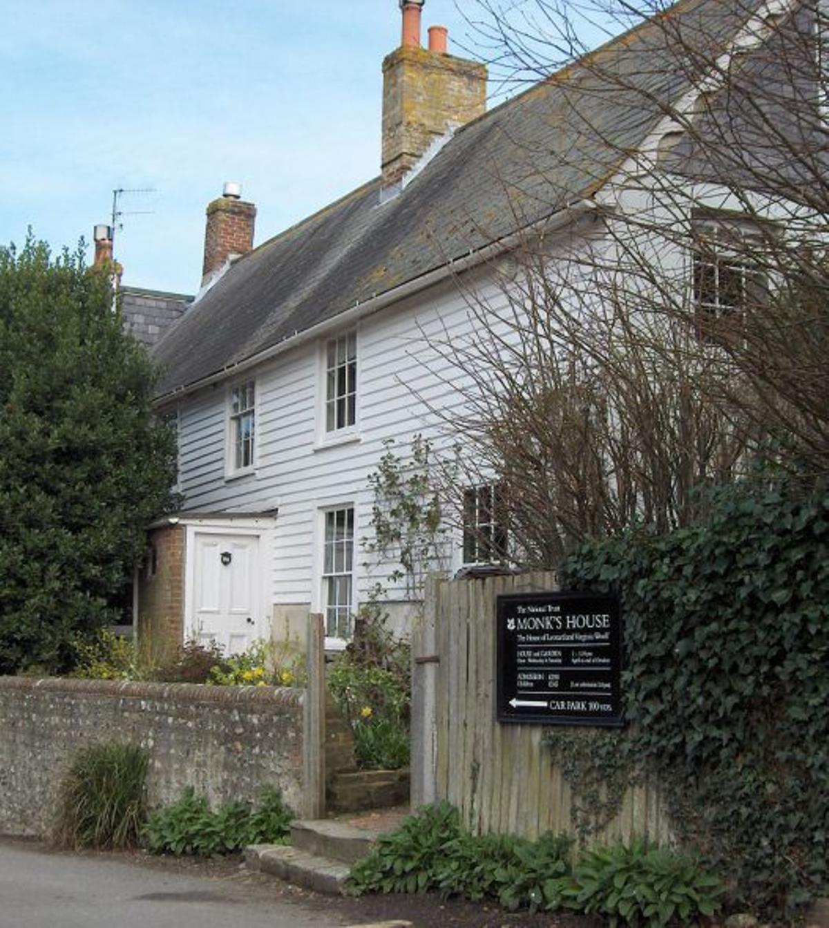 Entrada principal de la casa de campo de Virginia Woolf en Rodmell (Sussex, Reino Unido).