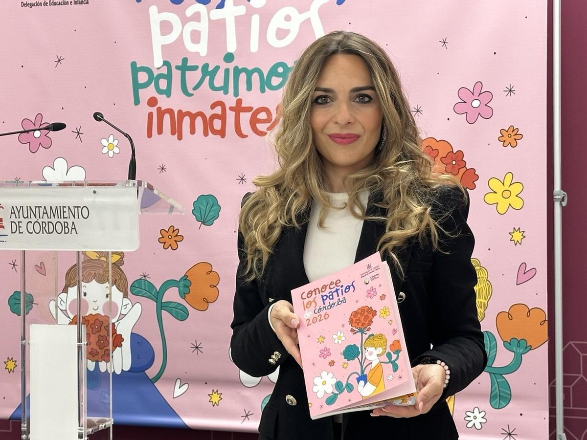 Narci Ruiz presenta el programa educativo de patios del Ayuntamiento de Córdoba.