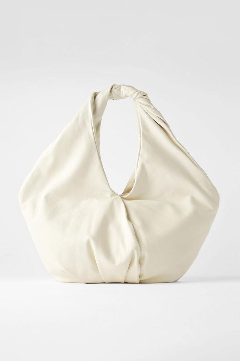 Bolso blanco de Zara. (Precio rebajado: 59,99 euros)