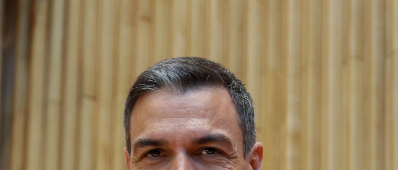 El presidente del Gobierno, Pedro Sánchez, reúne en el Congreso a diputados y senadores socialistas para abordar el reto de remontar en las elecciones generales los malos datos del PSOE en las autonómicas y municipales