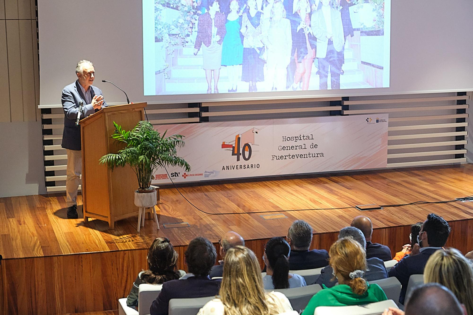 Ángel Víctor Torres asiste al Hospital General de Fuerteventura para conmemorar su 40 aniversario