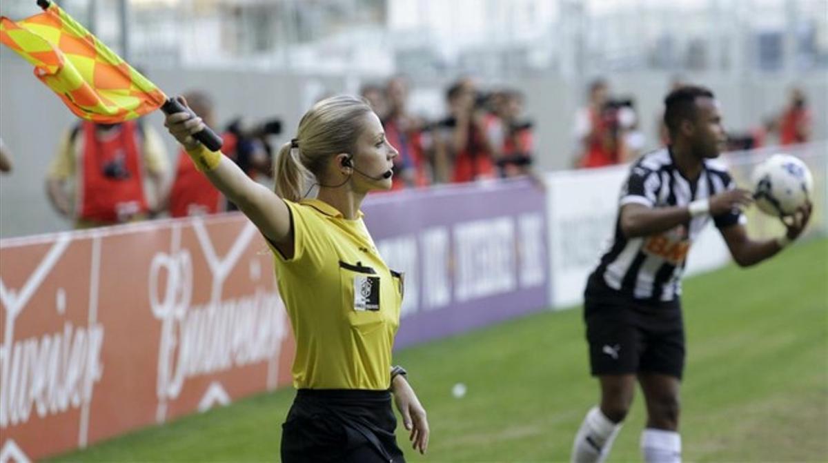Fernanda Colombo, durant l’Atlètic Mineiro-Cruzeiro, de la lliga brasilera. Fernanda Colombo, durant l’Atlètic Mineiro-Cruzeiro, de la lliga brasilera.
