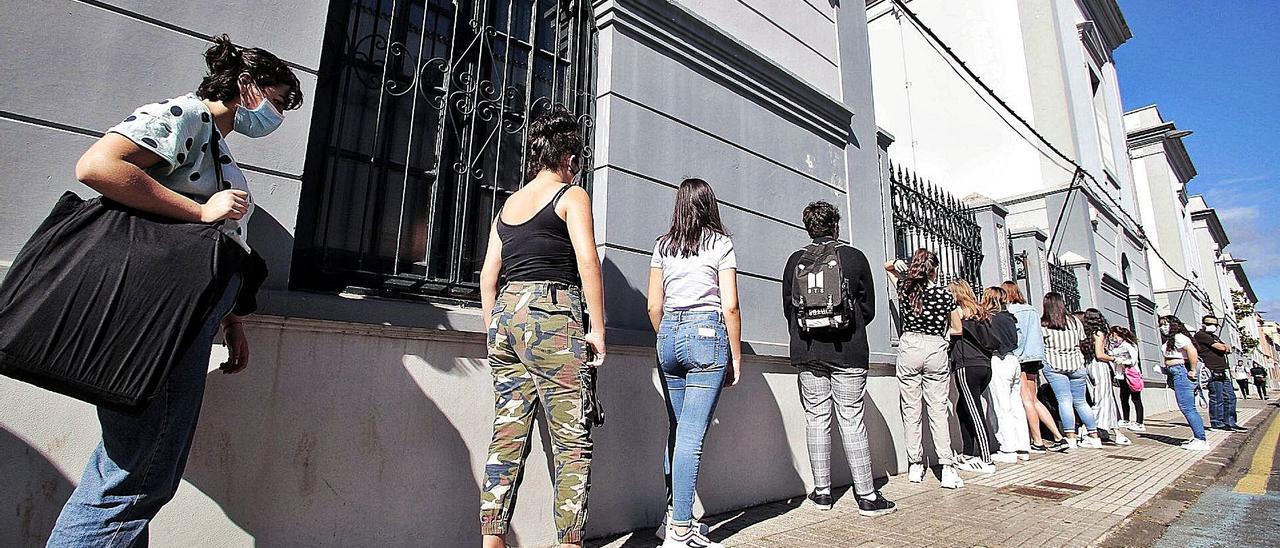 Alumnos del Instituto Cabrera Pinto aguardan la entrada al centro al inicio de la desescalada.