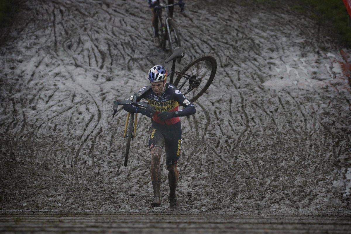 Van Aert va ser el gran tità en el fang del ciclocròs