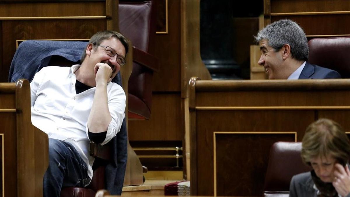 Xavier Domènech y Francesc Homs conversan en el hemiciclo del Congreso en una sesión de la XI legislatura.
