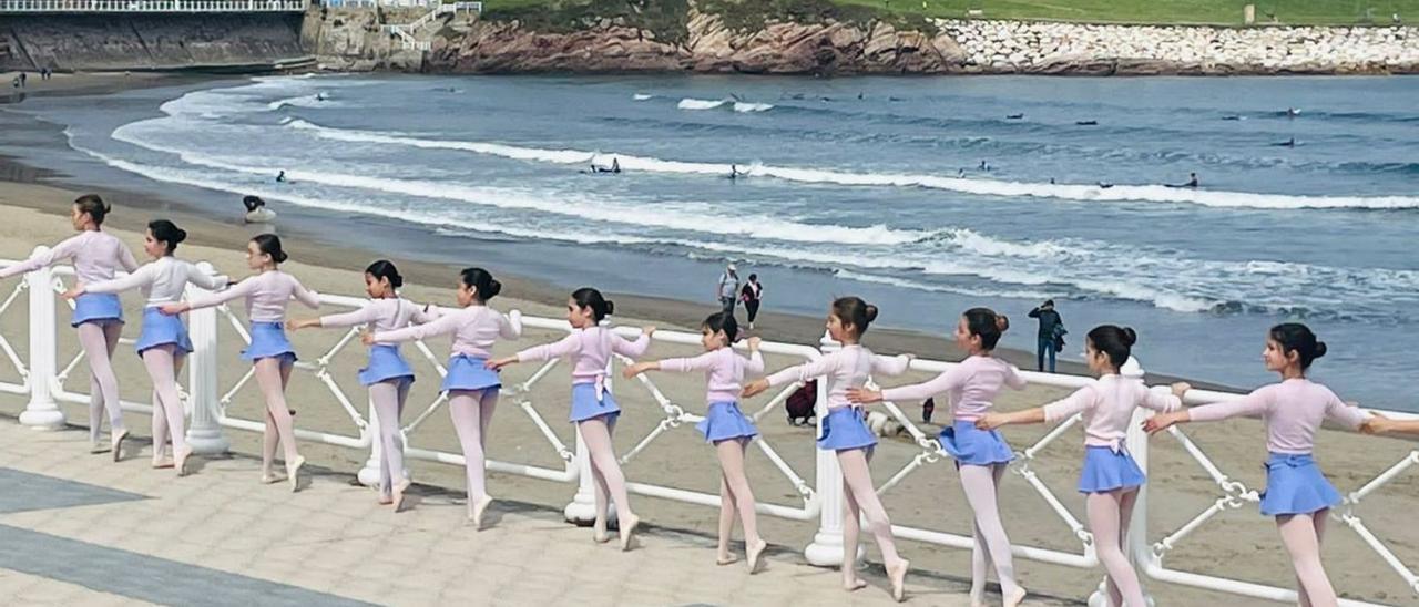 Panorámica de la exhibición de danza en el paseo de Salinas, con el Museo de Anclas al fondo.