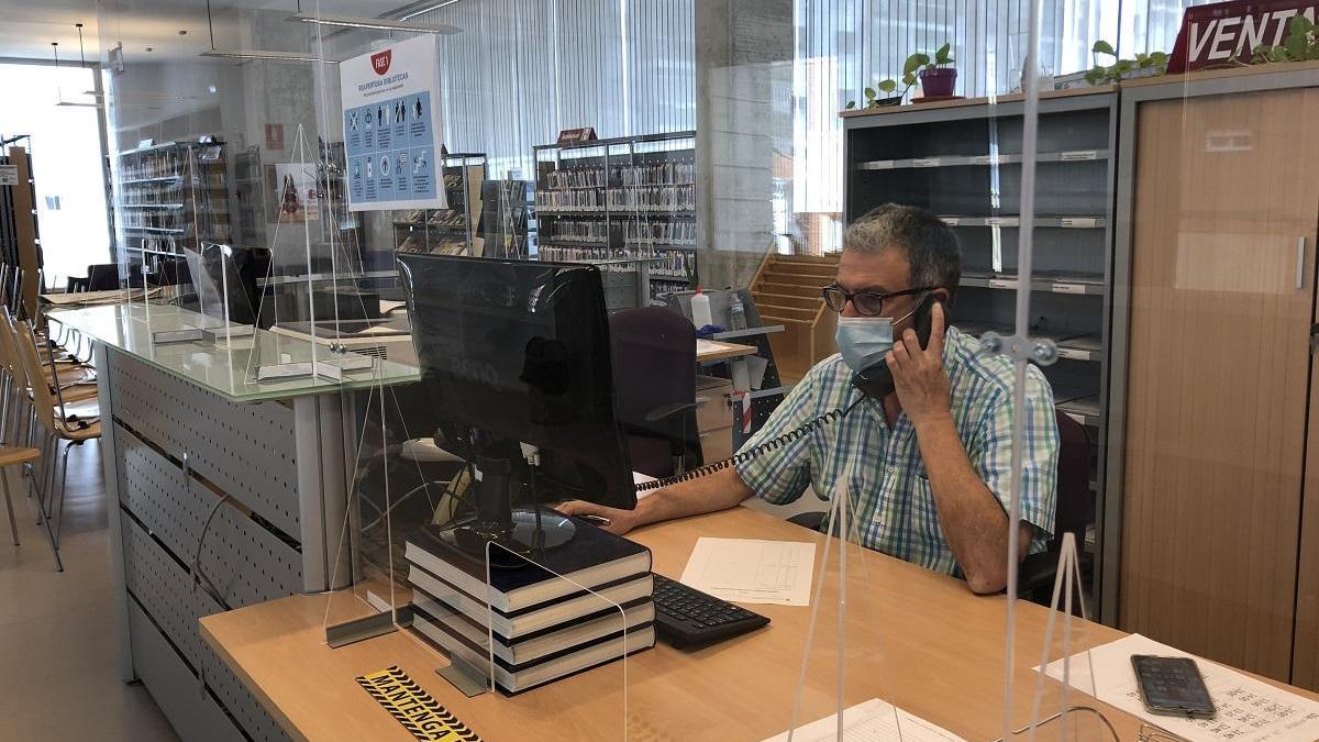 Manolo Villegas, funcionario jefe de la biblioteca Miguel de Cervantes, atendiendo las llamadas.