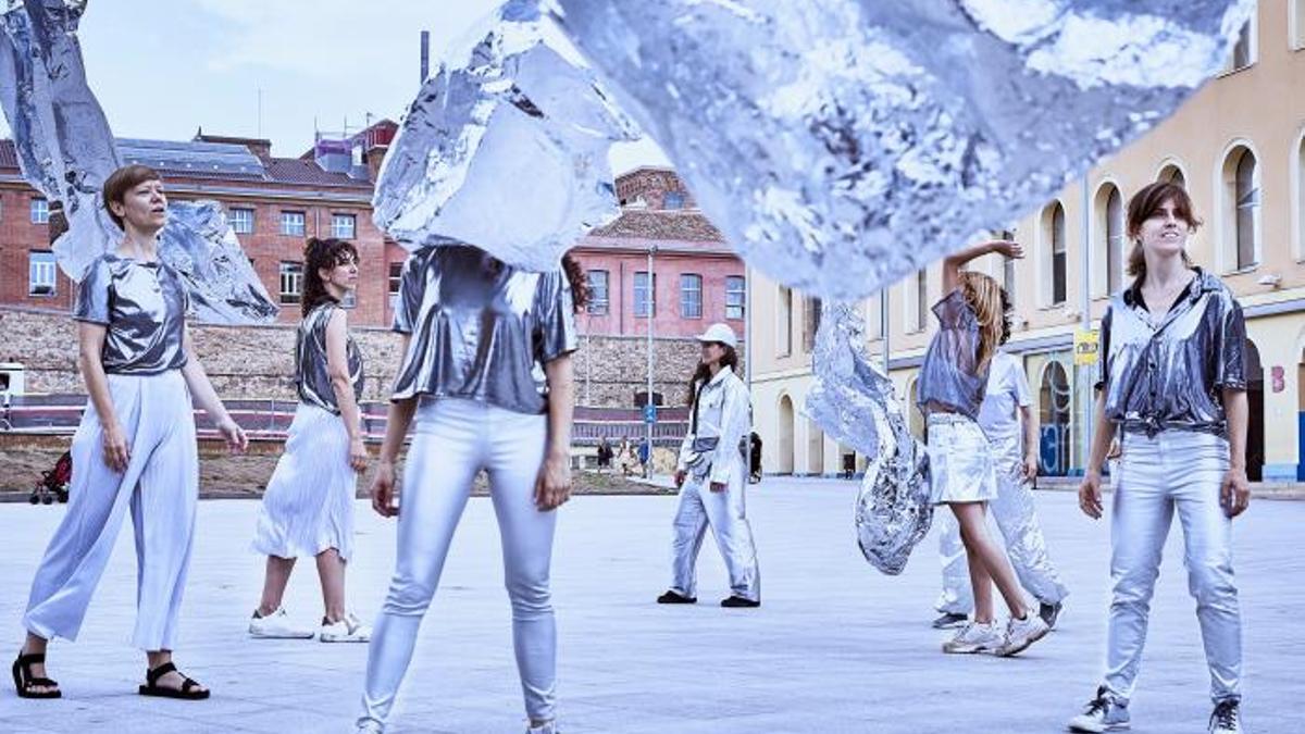 "PLATA" es una propuesta itinerante del colectivo Big Bouncers que podrá disfrutarse en las plazas de diversas ciudades.