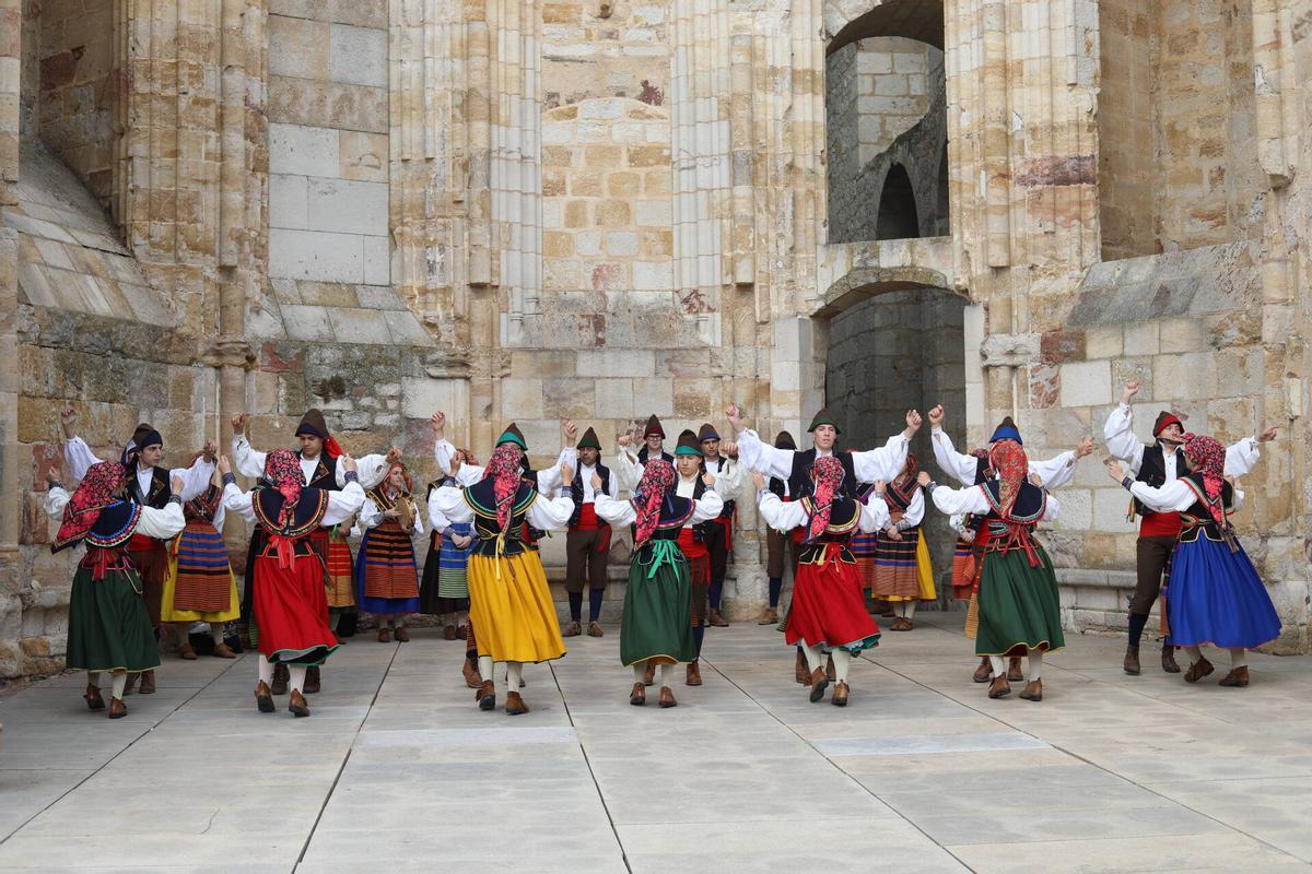 El grupo Doña Urraca en el acto desarrollado en la FRAH.