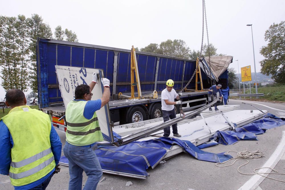 Un camió perd la càrrega a Bescanó