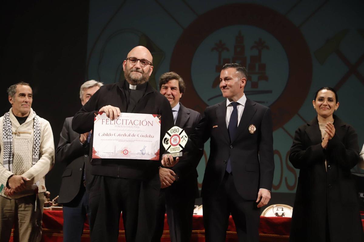 El Ayuntamiento distingue a los mejores efectivos y reconoce a los jubilados en el día del patrón