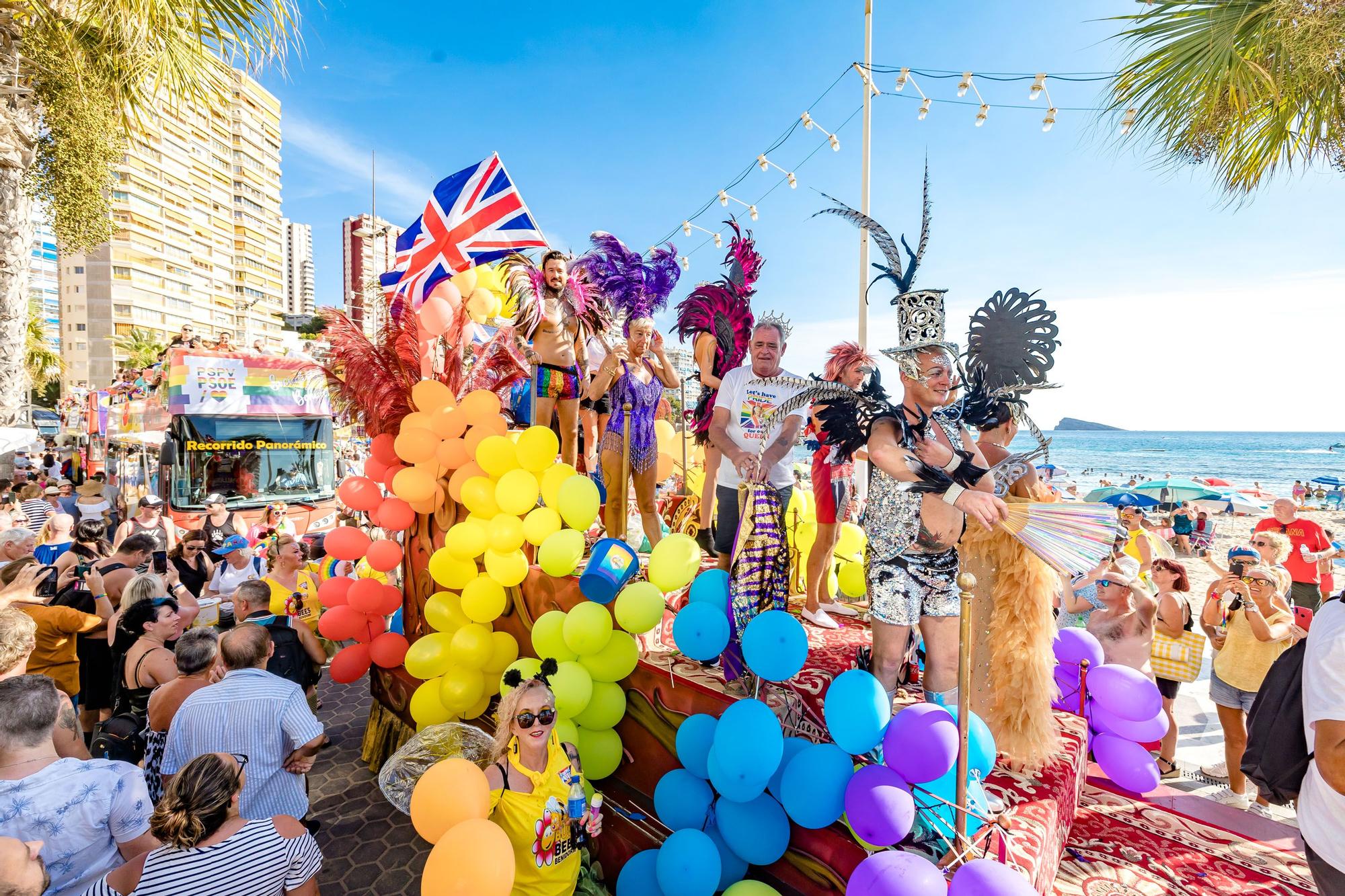 Como en ediciones anteriores, The Parade ha comenzado esta tarde desde el Rincón de Loix, recorriendo el Paseo de la Playa de Levante Levante y un tramo de la avenida Mediterráneo hasta alcanzar el auditorio Julio Iglesias del Parque de l’Aigüera donde se ha continuado la fiesta.