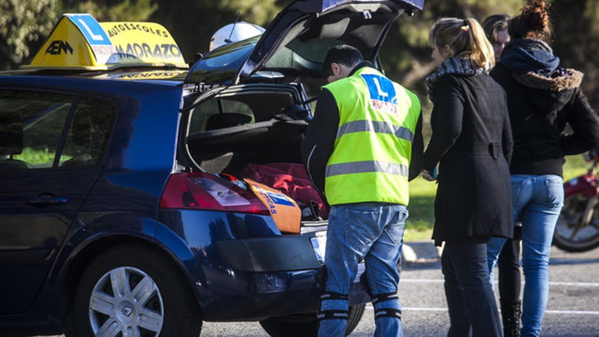 Aspirantes a obtener el permiso de conducir, antes de examinarse en la Zona Franca de Barcelona, el martes.