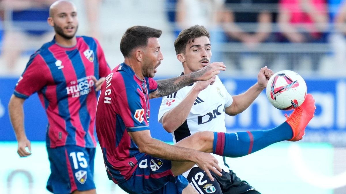 Enrich disputa un balón en un partido con el Huesca.