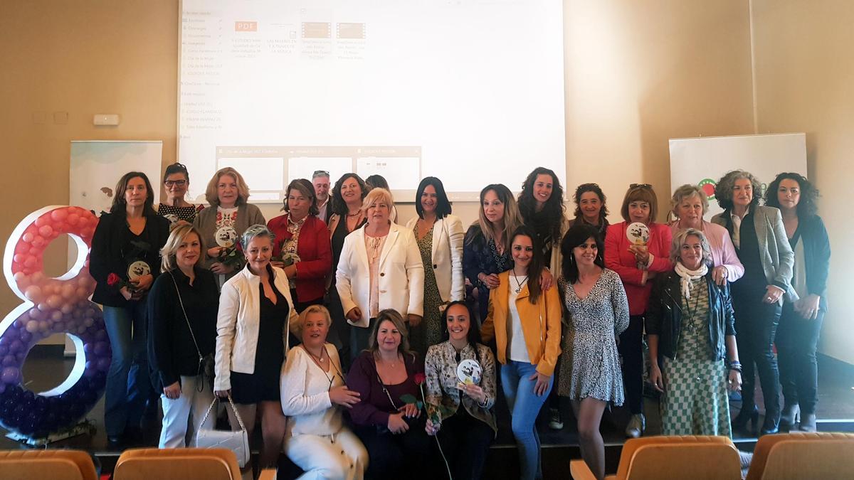 Foto de familia de premiadas y participantes en la jornada 'Mujeres in crescendo' de UGT Córdoba.