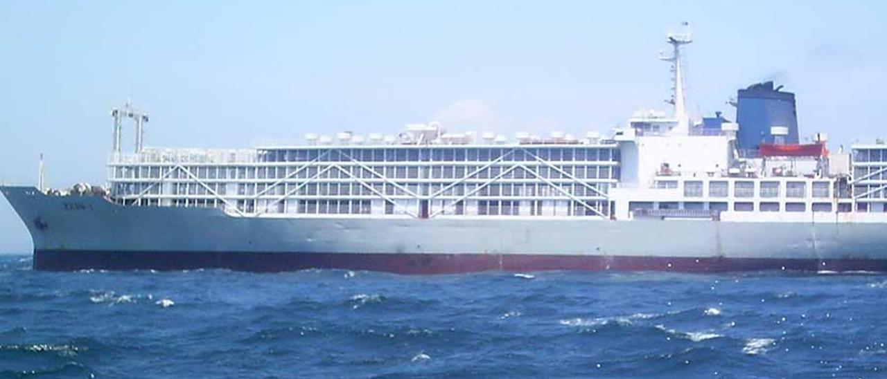 El barco establo 'Zein I', abandonado en aguas cercanas a Canarias.