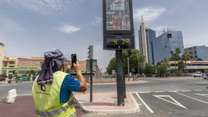 Un hombre fotografía un termómetro que marca 47 grados durante una de las olas de calor del pasado mes de julio.