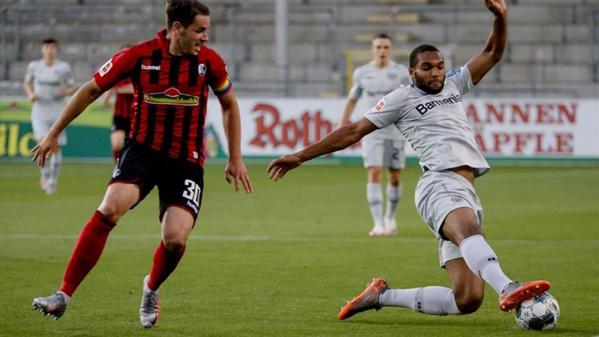 Tah, muy firme en la zaga del Bayer Leverkusen