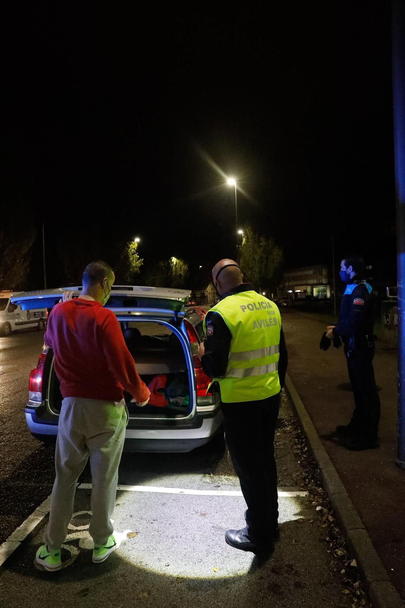 Patrullaje con la Policía Local de Avilés en la primera noche del estado de alarma