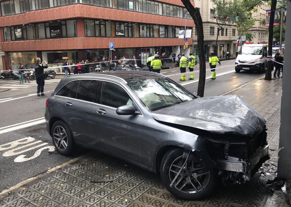 Un conductor perd el control del cotxe i fereix quatre persones a Barcelona