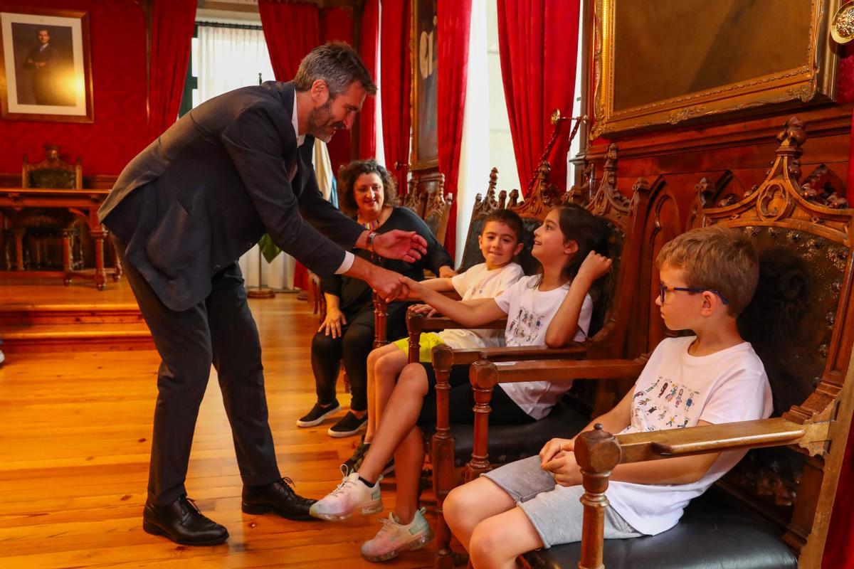 El alcalde saludando a una representación de los premiados.