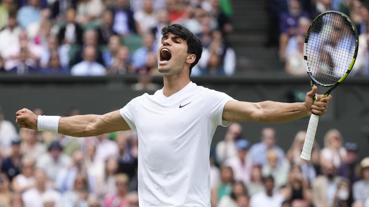 Carlos Alcaraz celebra el pase a la final de Wimbledon.