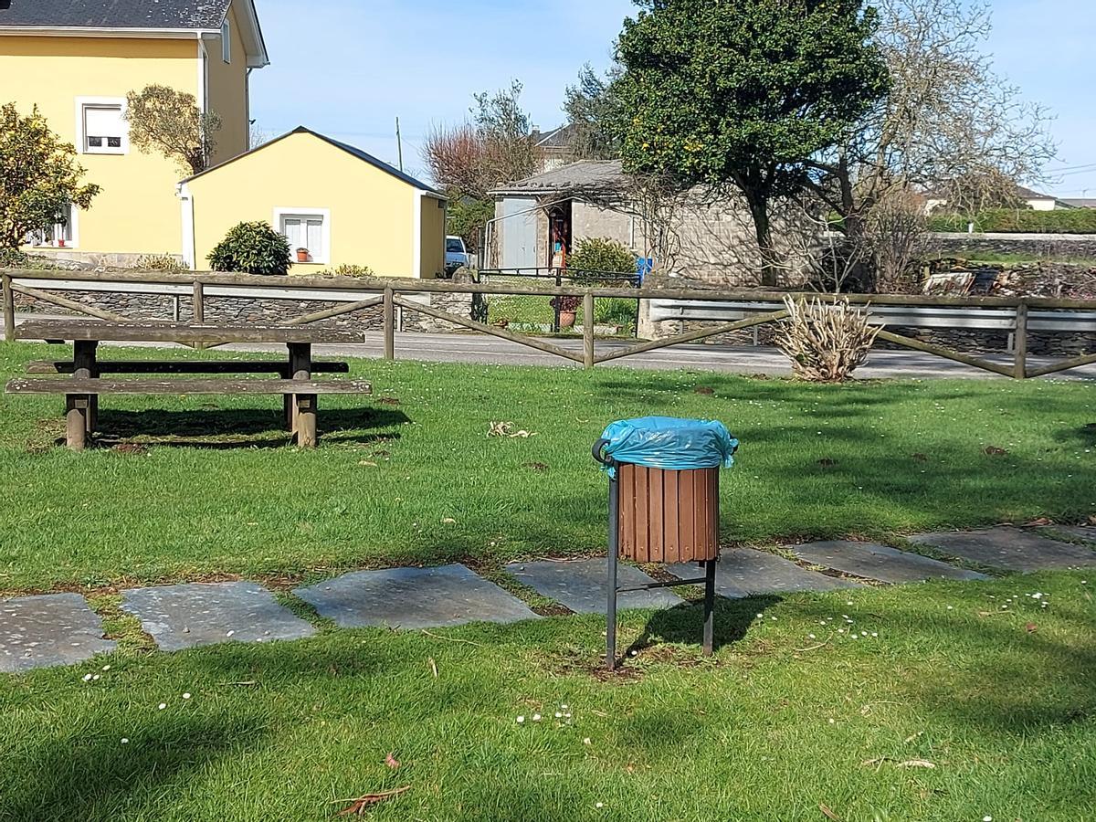 Papelera en la localidad de Mohías.