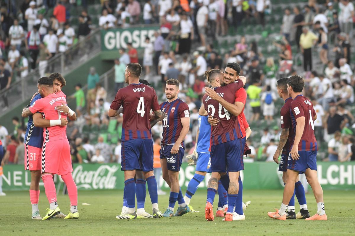 Los jugadores del Eldense celebran la permanencia de la temporada 23-24 en Elche