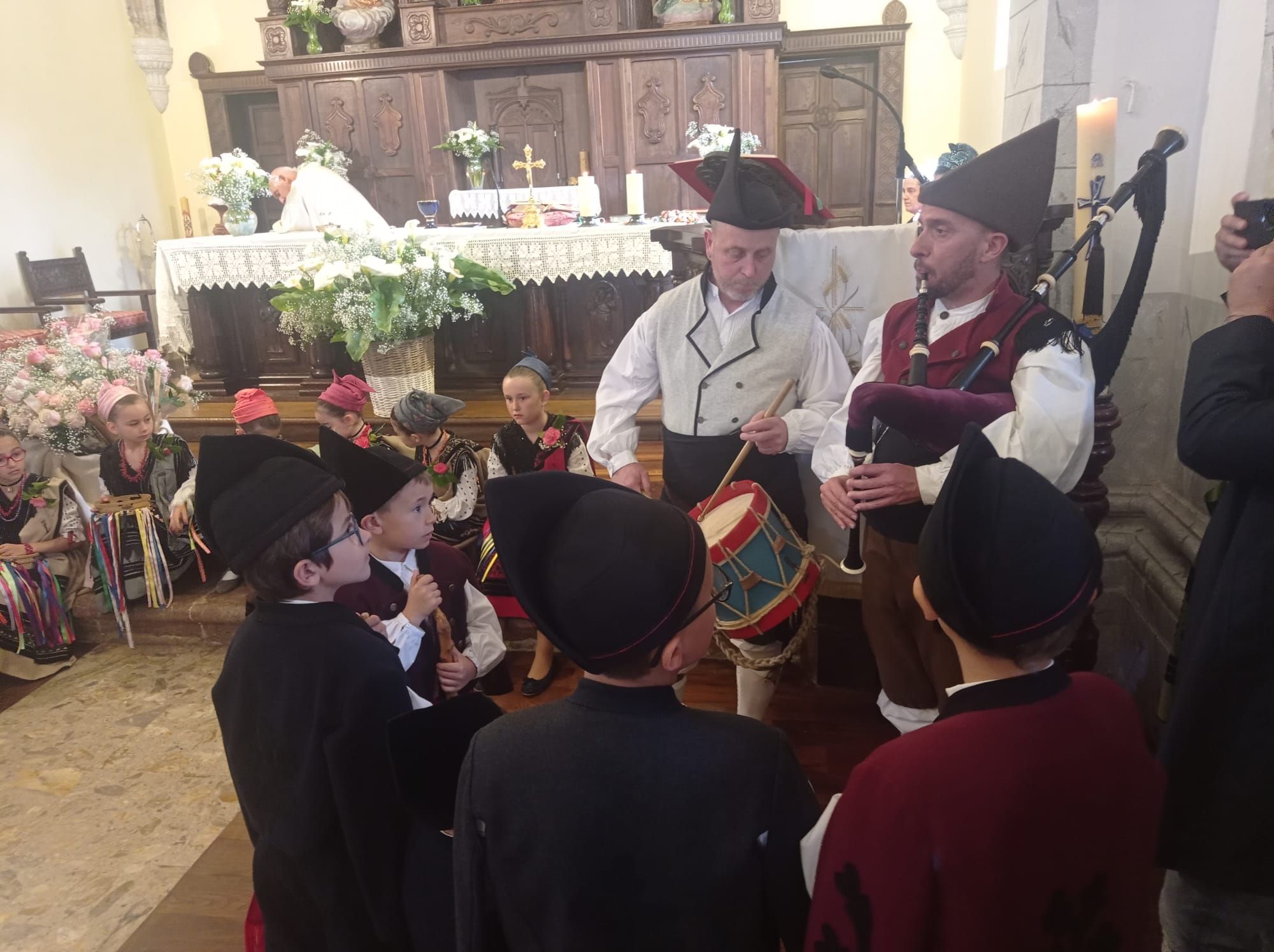 Un centenar de rosas para los llaniscos de la parroquia de Pría en la fiesta de la Virgen de la Flor