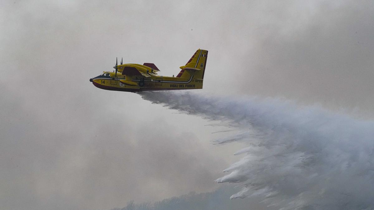 Los bomberos luchan contra las llamas en la isla italiana.