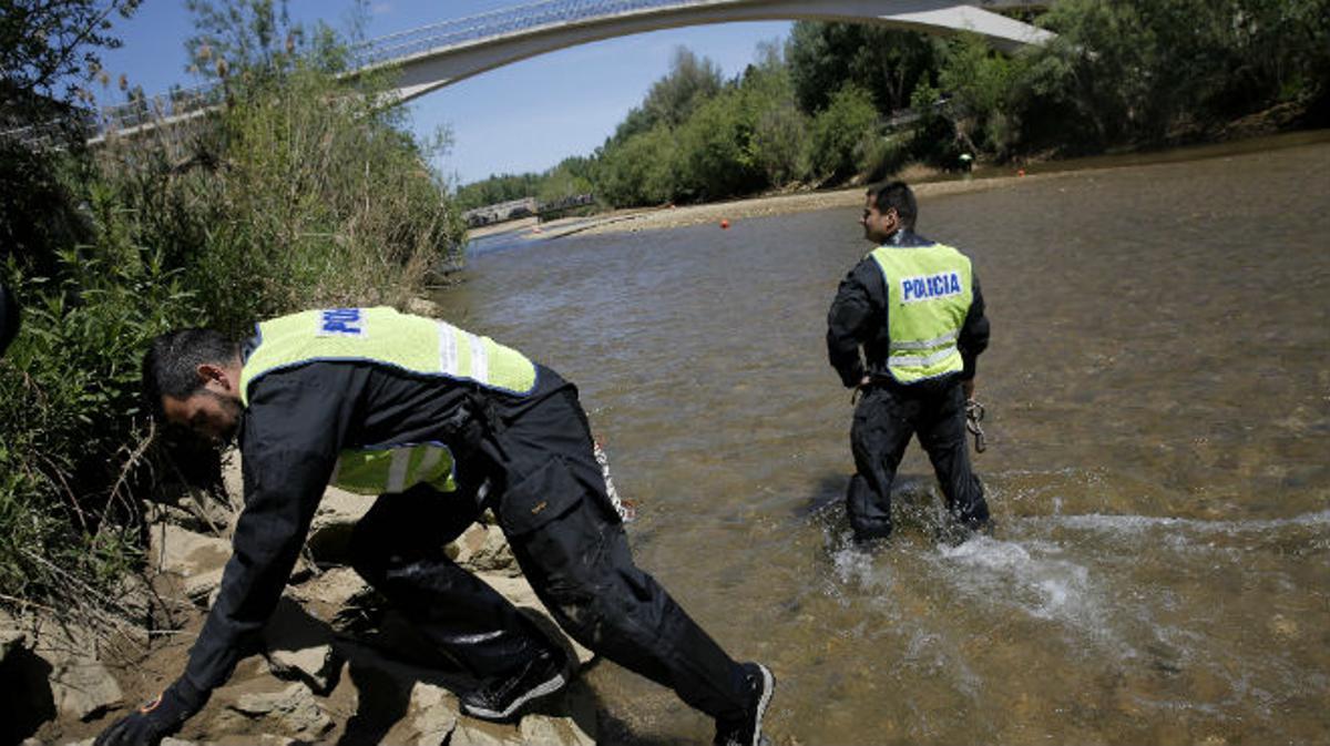 Des de primera hora del matí, un grup d’investigadors amb l’ajuda dels Bombers rastregen el fons del riu Bernesga.