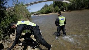 Desde primera hora de la mañana, un grupo de investigadores con la ayuda de los Bomberos rastrea el fondo del río Bernesga.