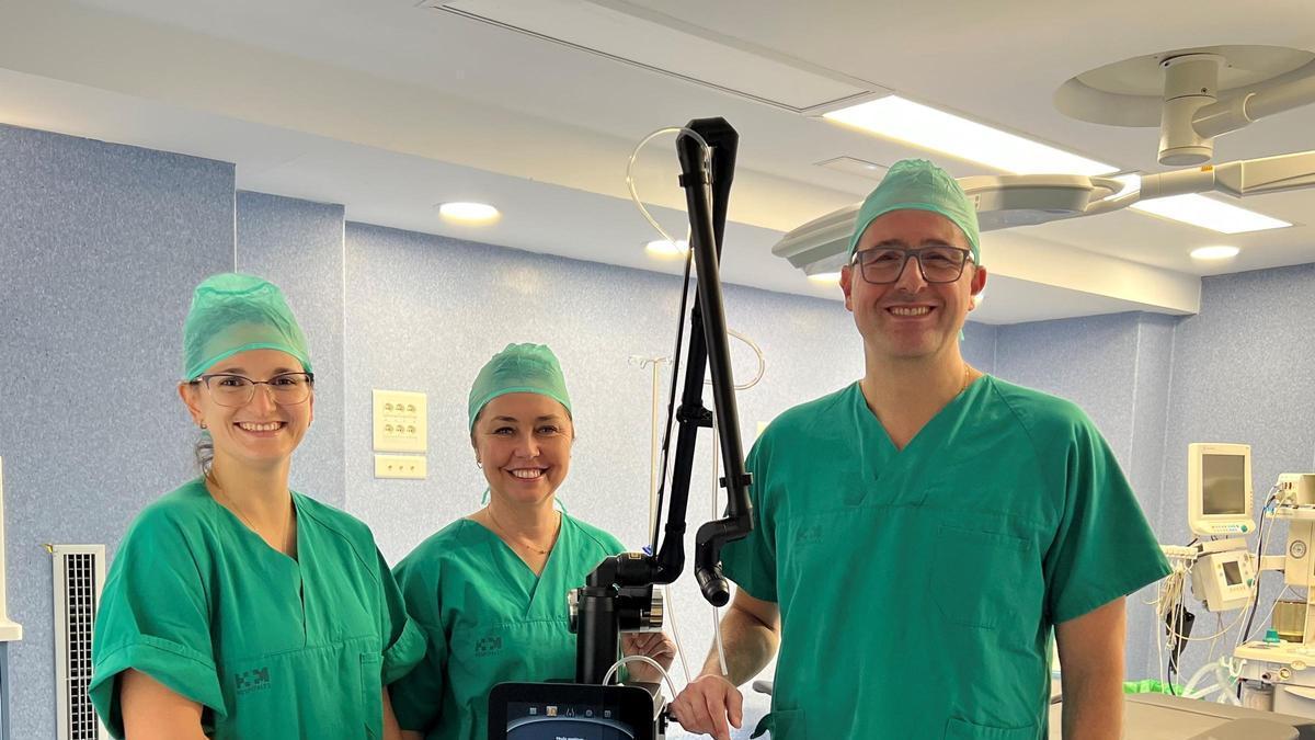 Doctor González y Doctora Gutiérrez junto al Láser CO2