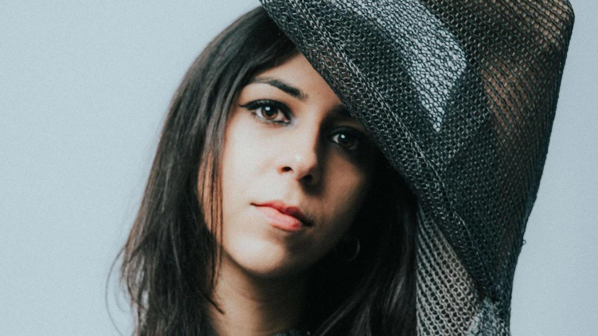 Nadia Sheikh, cantante y compositora de l'Alcora, lleva años viviendo y trabajando en Reino Unido donde ahora ha logrado aparecer en una serie de la BBC.