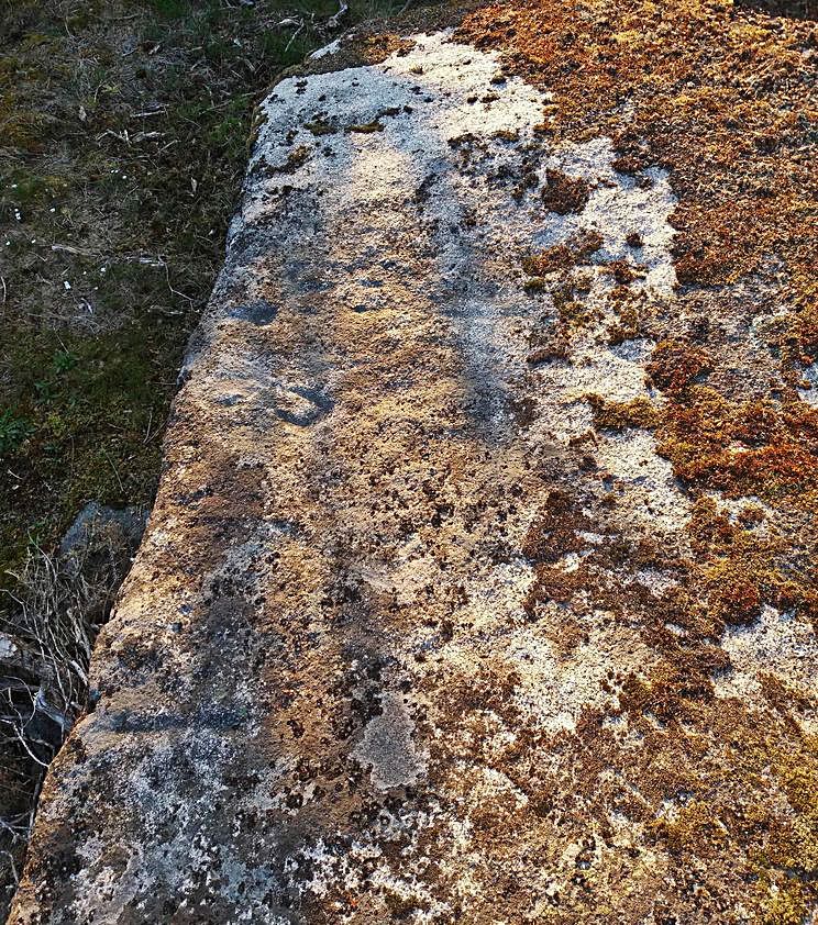 Rocha con gravados prehistóricos e históricos.