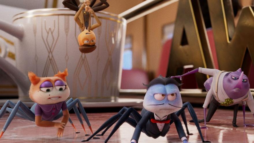 Dos fotogramas de la película ‘Inspector Sun y la maldición de la viuda negra’.