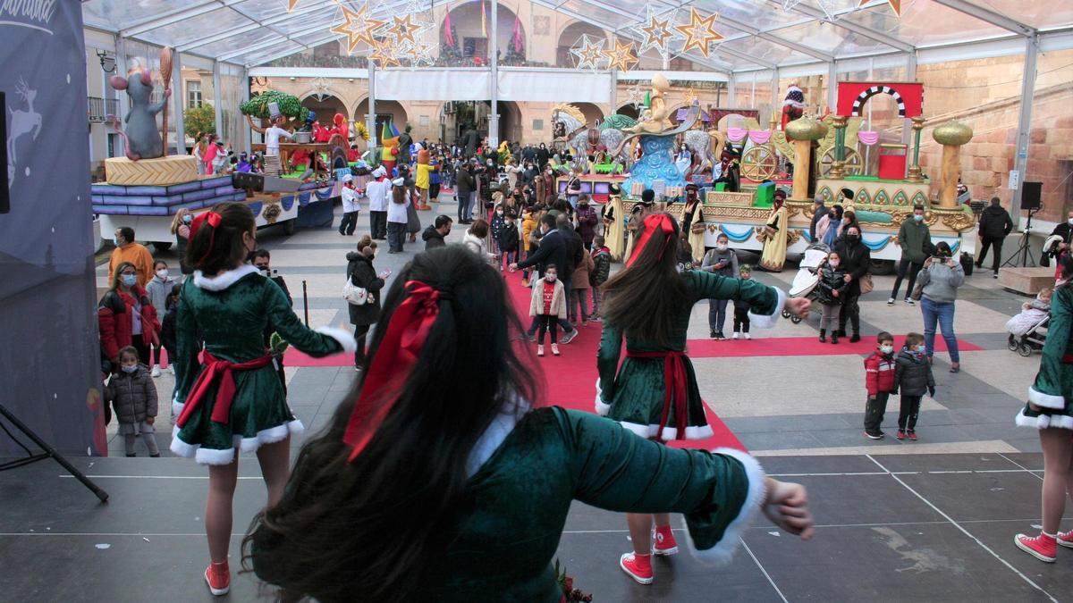 Bailarinas de la Academia de danza de María Teresa Lazareno amenizaban la visita desde el escenario.