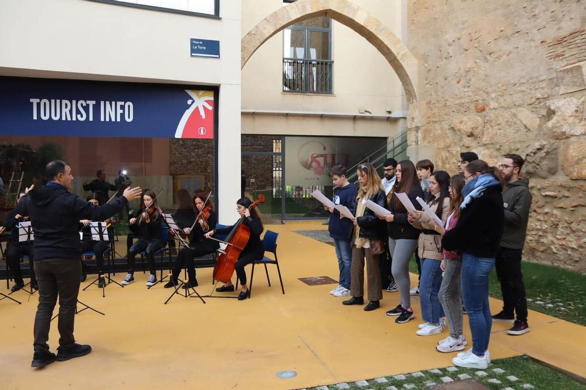 El coro y un grupo de cuerda amenizaron la inauguración del Belén en Silla.