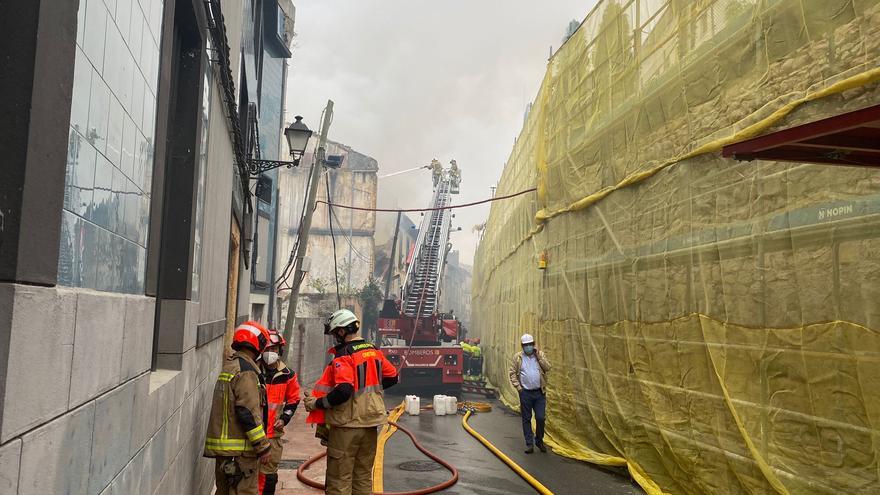 Los Bomberos trabajan en asegurar el edificio que se derrumbó por un incendio en Oviedo